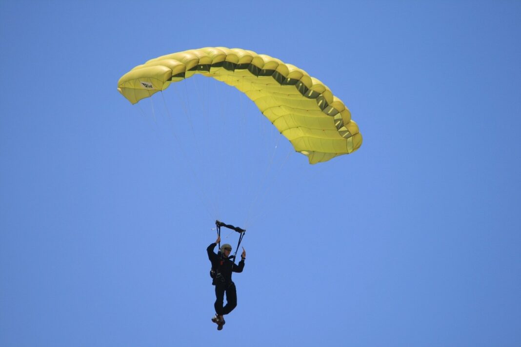 parachutist-316197_1280