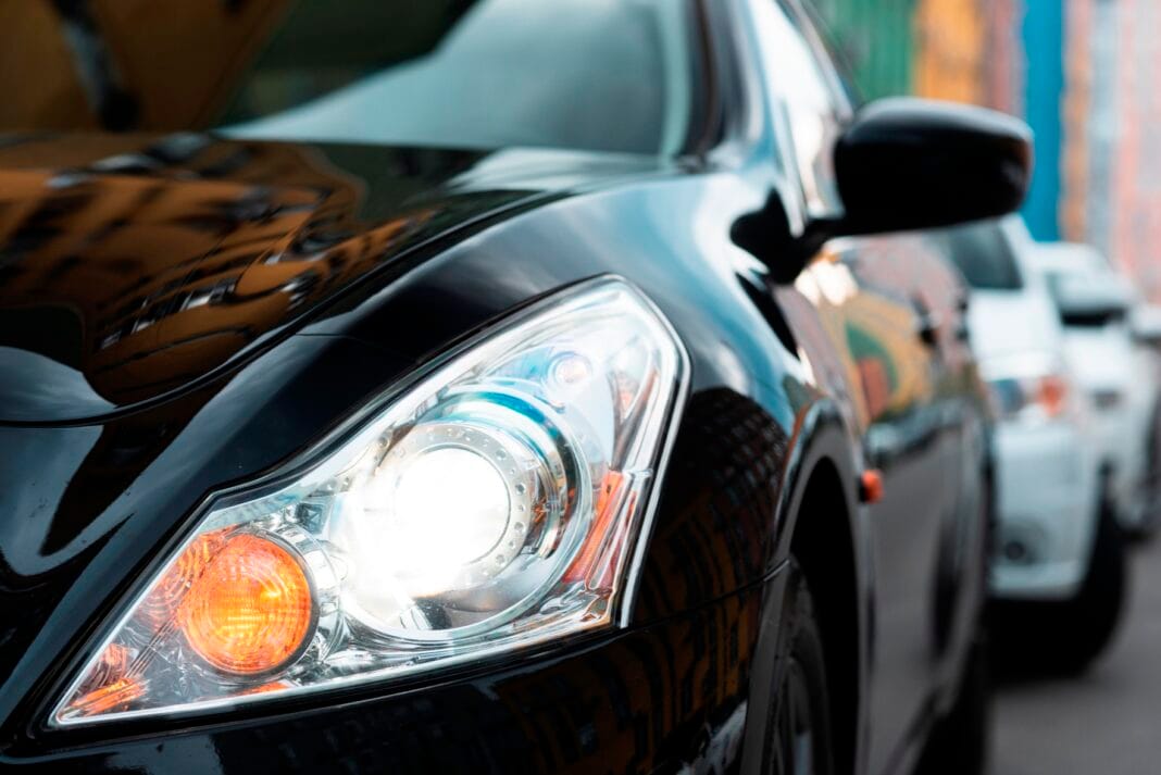 widok-z-przodu-czarnych-swiatel-samochodowych