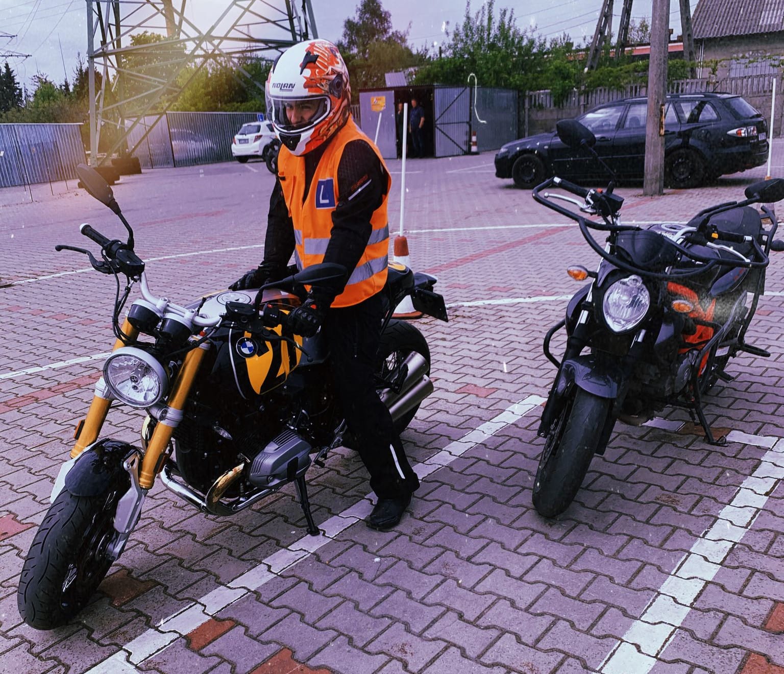 Motocyklista uczy się jeździć na placu manewrowym