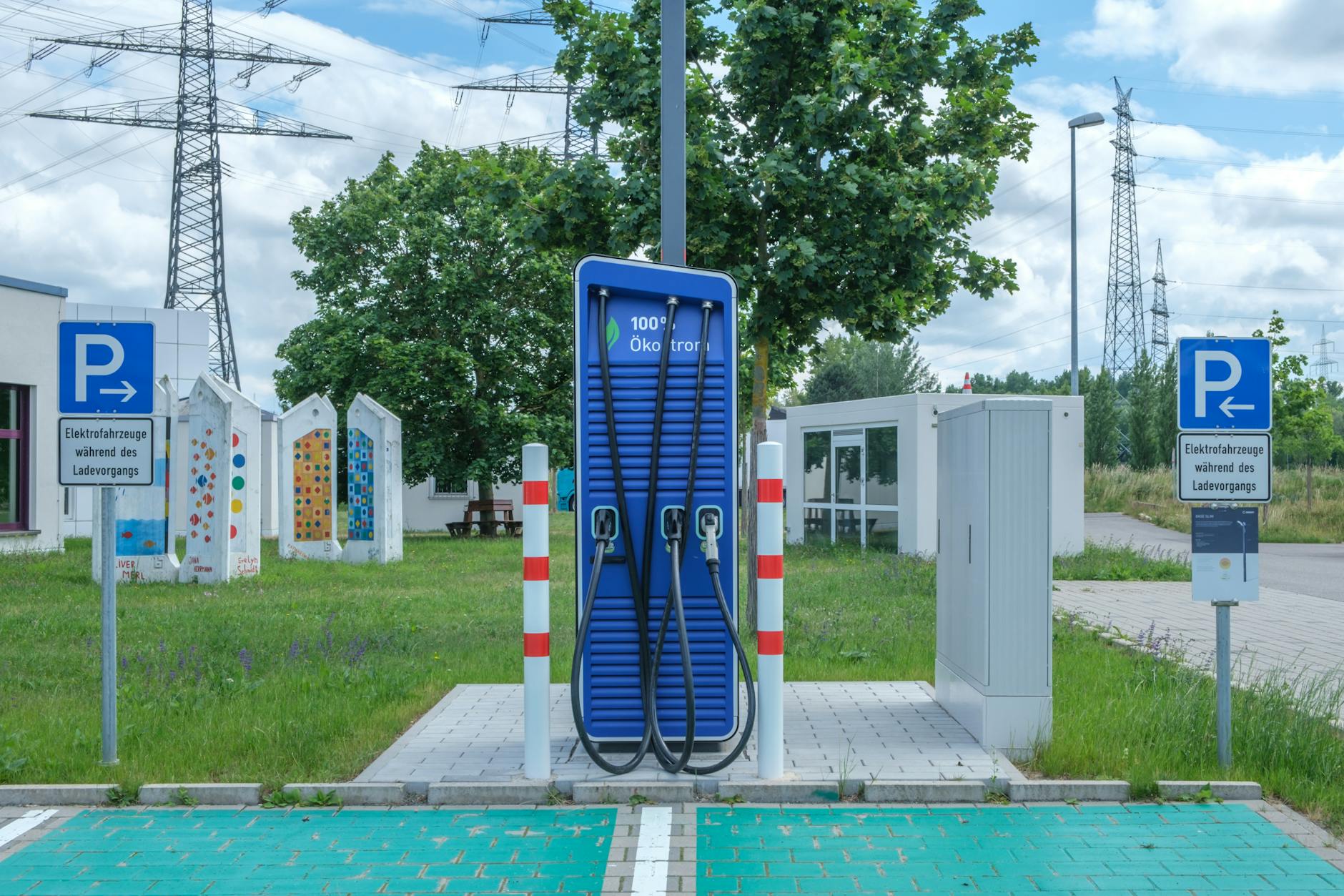 Stacja ładowania samochodów elektrycznych o ekologicznym wyglądzie