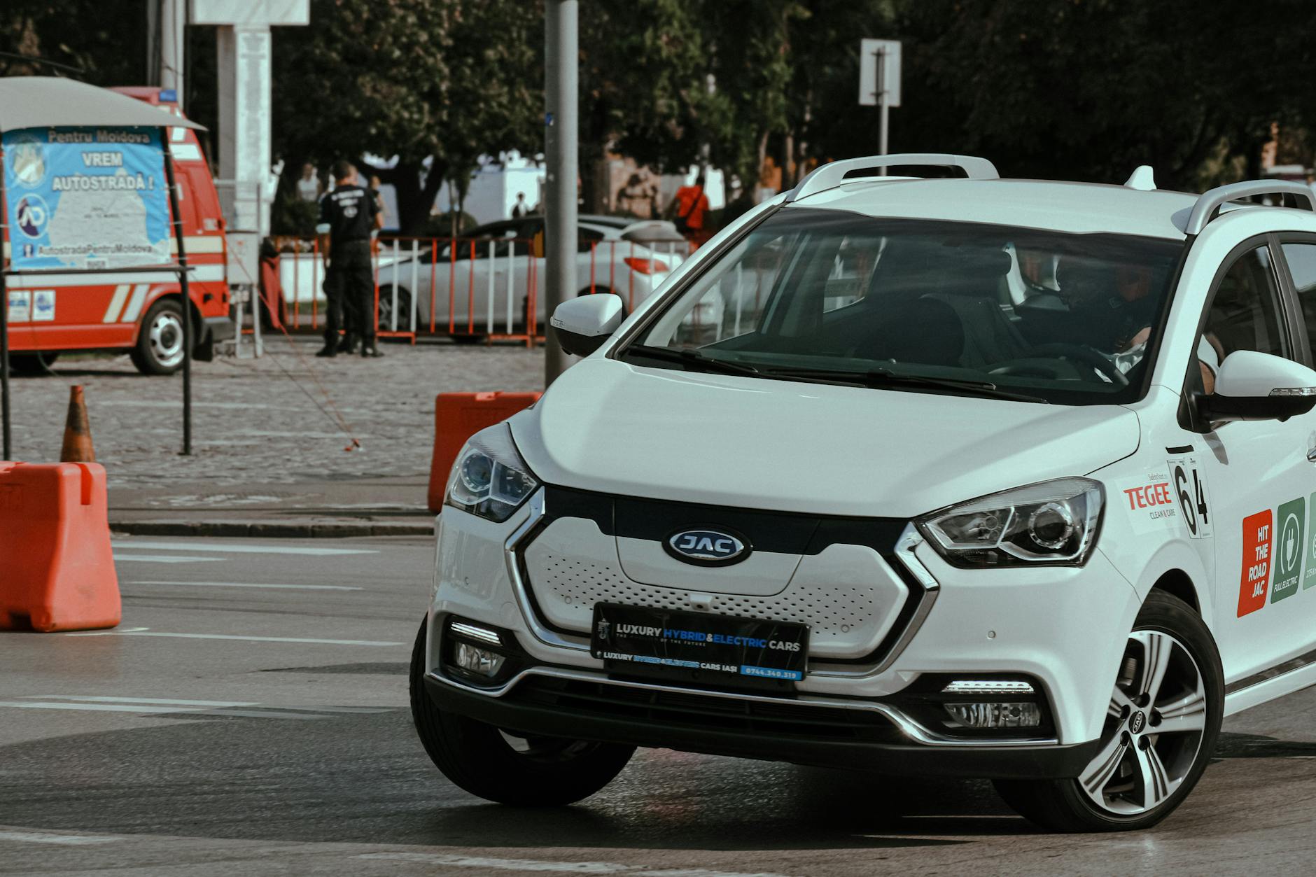 Białe nowoczesne auto jedzie szybko po zakręcie na miejskim torze