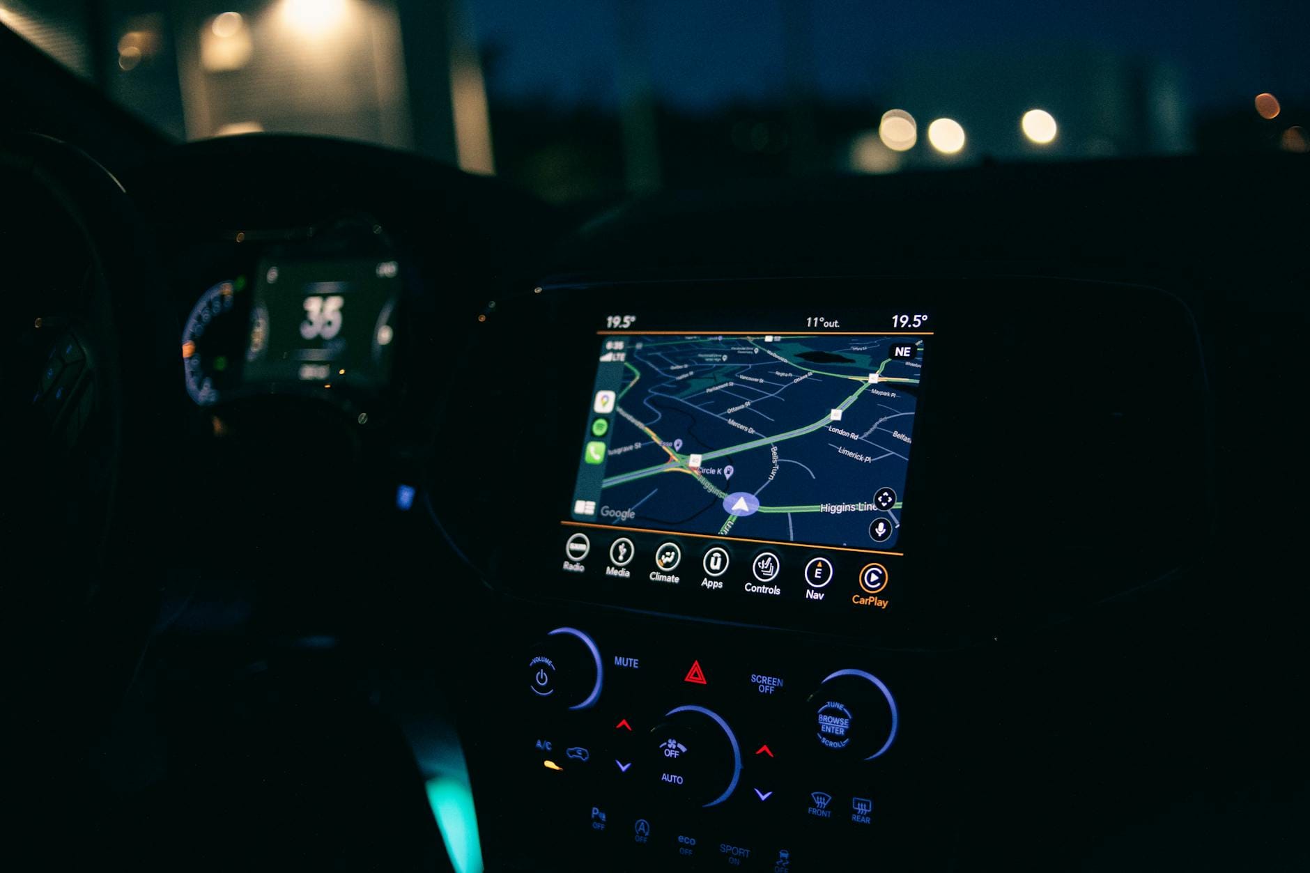 Nocny kokpit samochodu z włączoną nawigacją GPS podczas jazdy