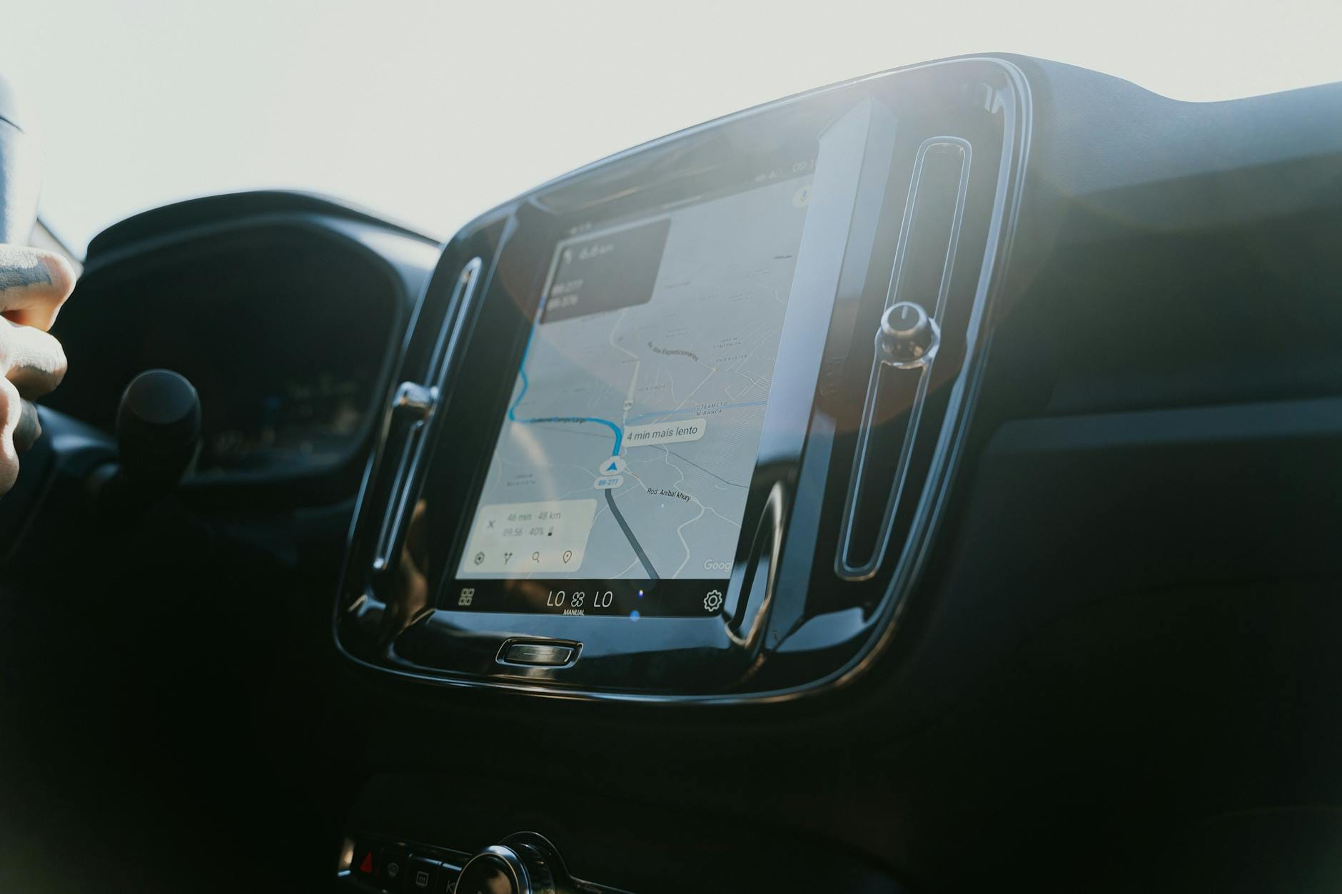 Planowanie trasy samochodem: aplikacje, objazdy i pułapki nawigacji GPS Nowoczesna nawigacja samochodowa na ekranie dotykowym w czasie jazdy