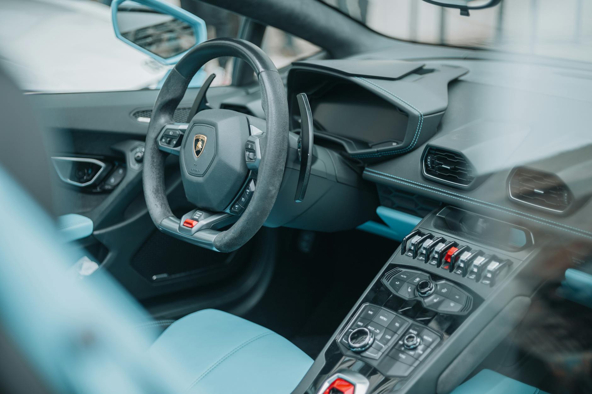 Wnętrze nowoczesnego Lamborghini, widok z kabiny kierowcy