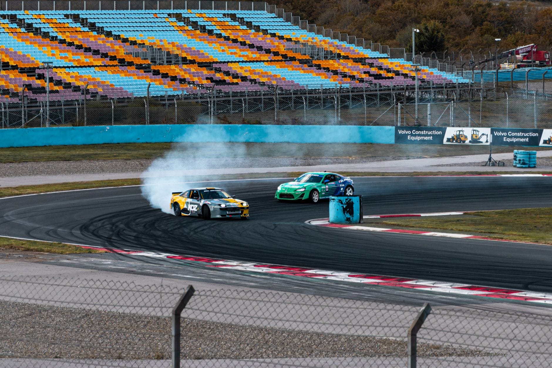 Ferrari i inne auta w poślizgu na zakręcie toru wyścigowego