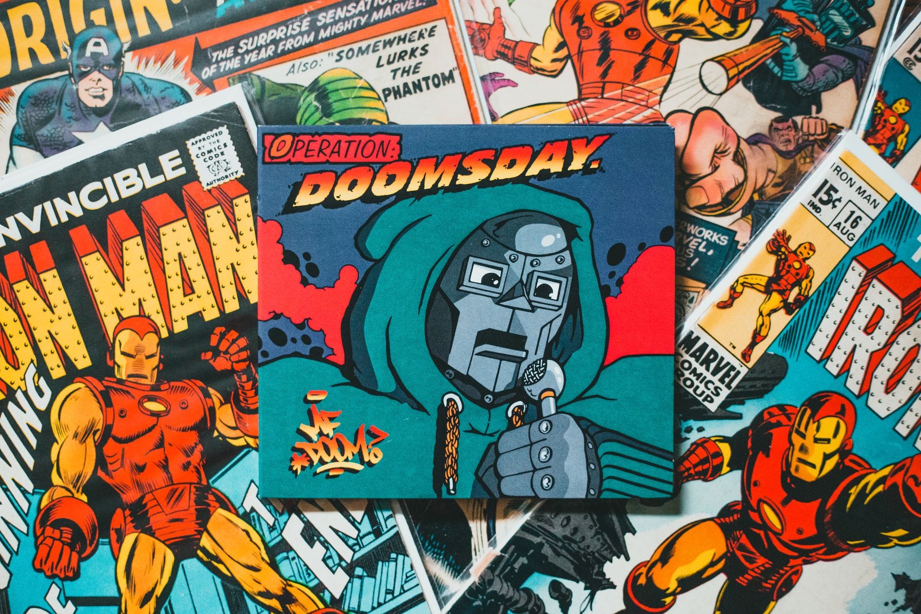 Okładki klasycznych komiksów superbohaterskich ułożone obok siebie