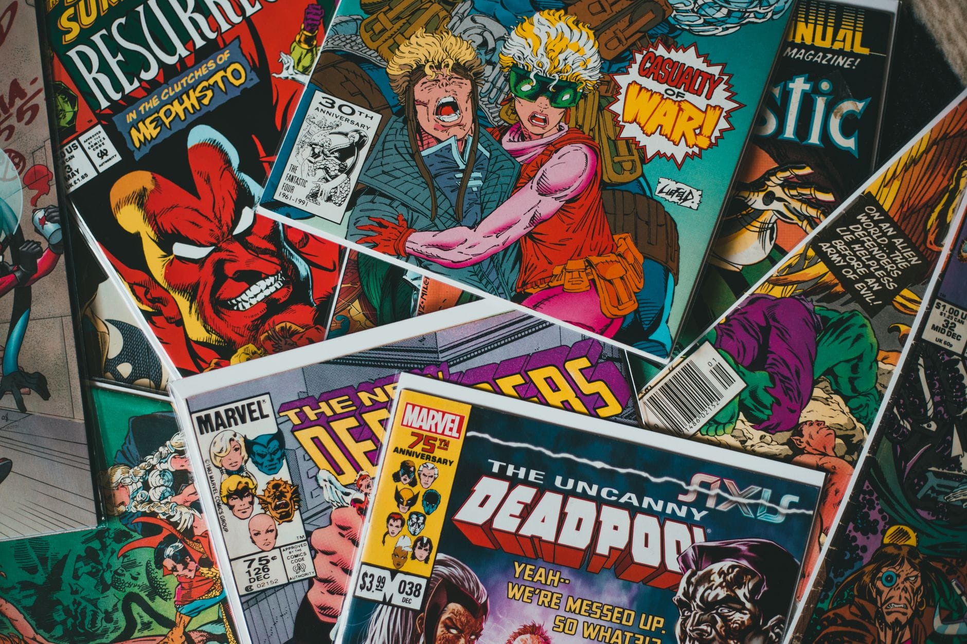Jak przygotować scenariusz komiksu do druku: formatowanie, warstwy i współpraca z drukarnią Stos komiksów z kolorowymi okładkami widziany z góry