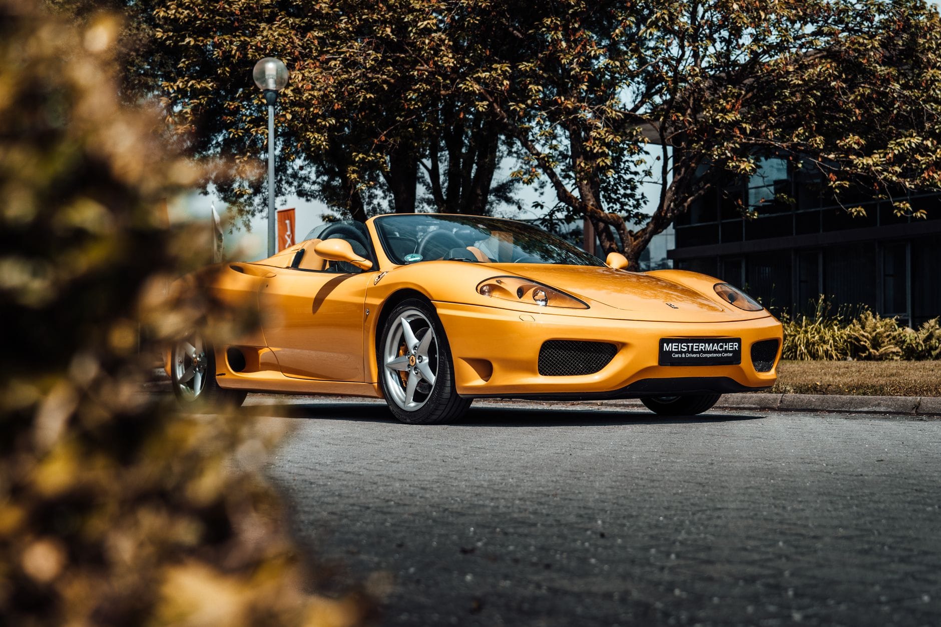 Ferrari dla początkujących kierowców? Co musisz umieć, zanim wsiądziesz do włoskiego potwora
