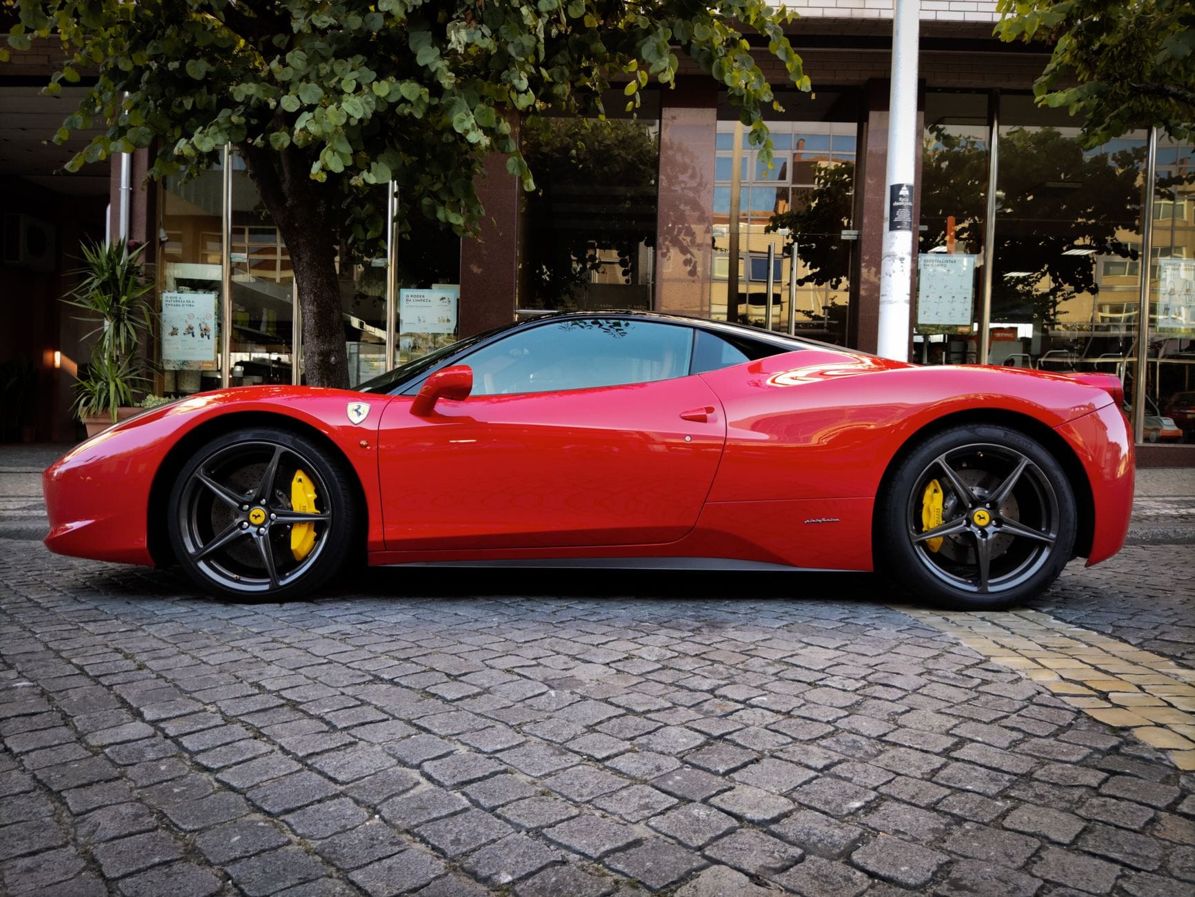 Ferrari dla początkujących kierowców? Co musisz umieć, zanim wsiądziesz do włoskiego potwora Ferrari dla początkujących kierowców? Co musisz umieć, zanim wsiądziesz do włoskiego potwora
