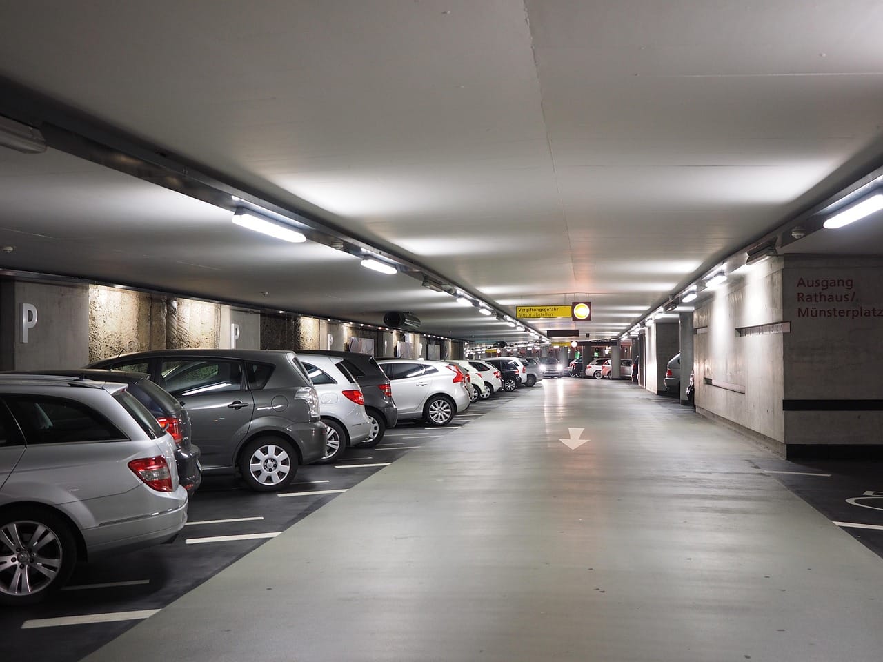 Parking monitorowany czy strzeżony – Balice