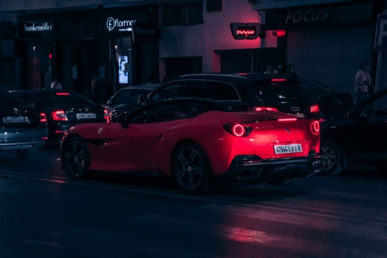 Czerwony kabriolet Ferrari na nocnych ulicach Rabatu