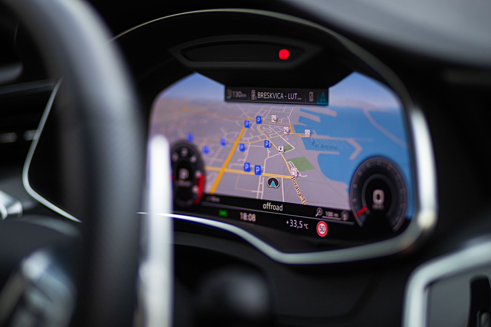 Deska rozdzielcza auta z nawigacją GPS i mapą na ekranie