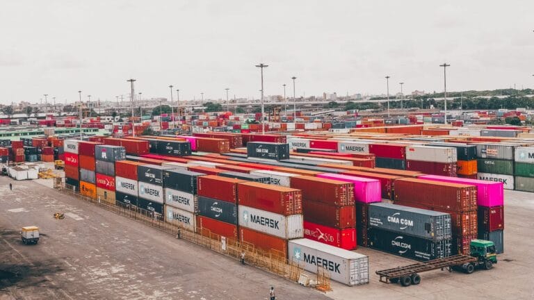 Kolorowe kontenery transportowe ustawione w porcie morskim
