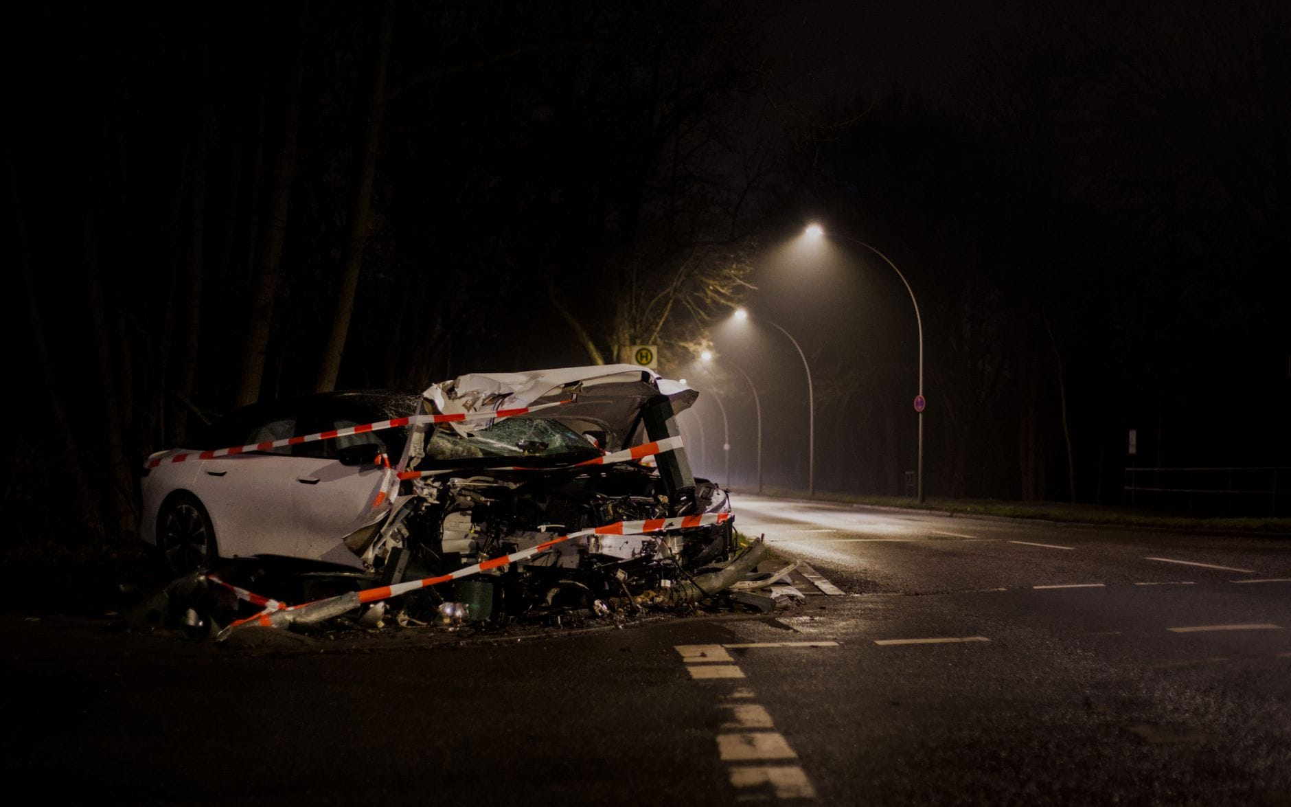 Rozbity samochód po nocnym wypadku na słabo oświetlonej ulicy w Berlinie