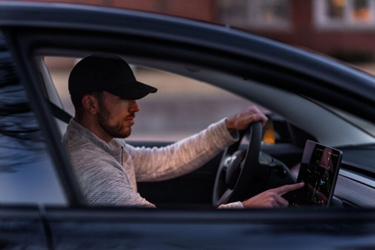 Tryby jazdy w Tesli który wybrać na naukę jazdy miasto ekspresówka i autostrada