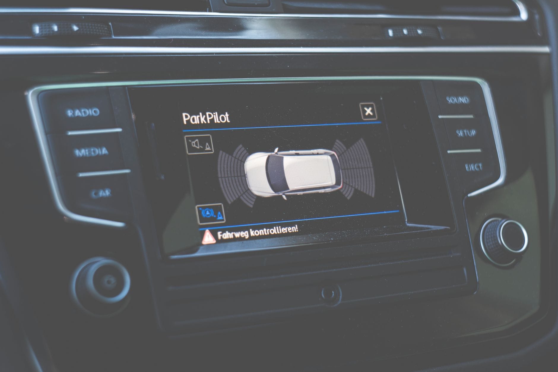 Zbliżenie deski rozdzielczej auta z wyświetlaczem asystenta ParkPilot