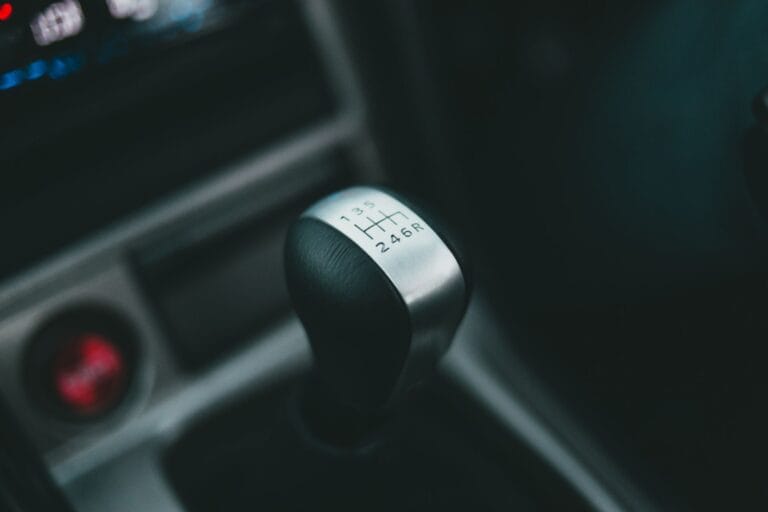 Zbliżenie na lewarek manualnej skrzyni biegów w samochodzie Porsche