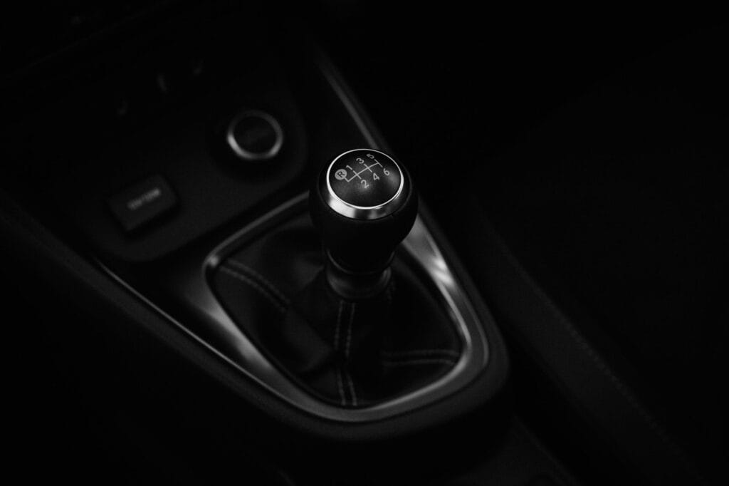 Zbliżenie na manualną gałkę zmiany biegów w nowoczesnym Porsche